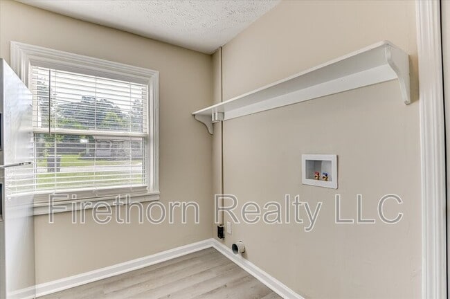 Building Photo - 924 Royalette Ave