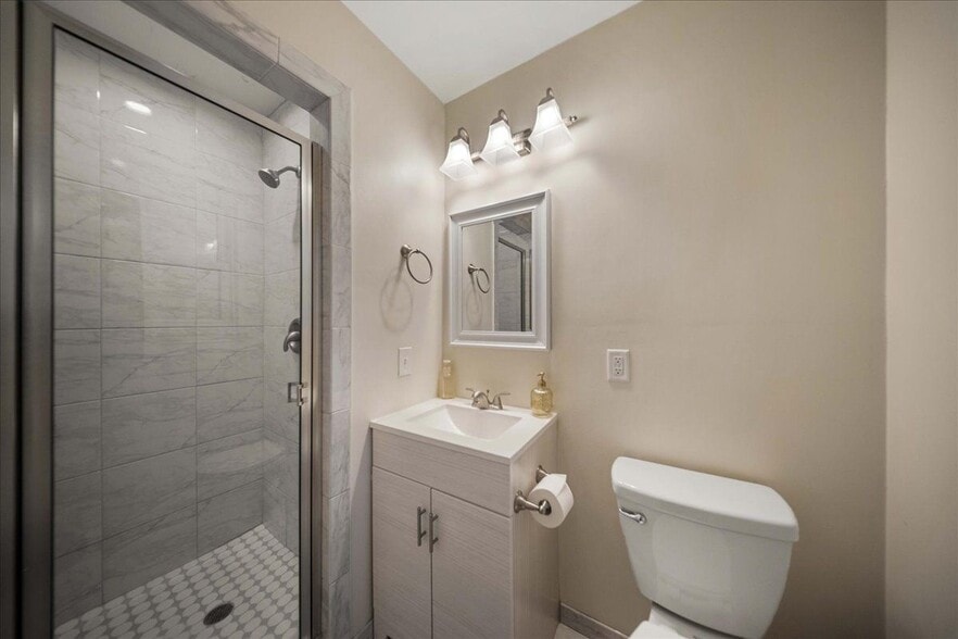 Building Photo - 1105 W 85th Terrace