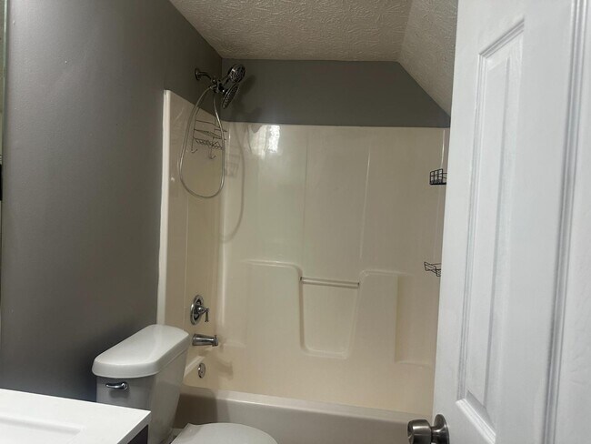 Building Photo - 9 Oakwood Dr