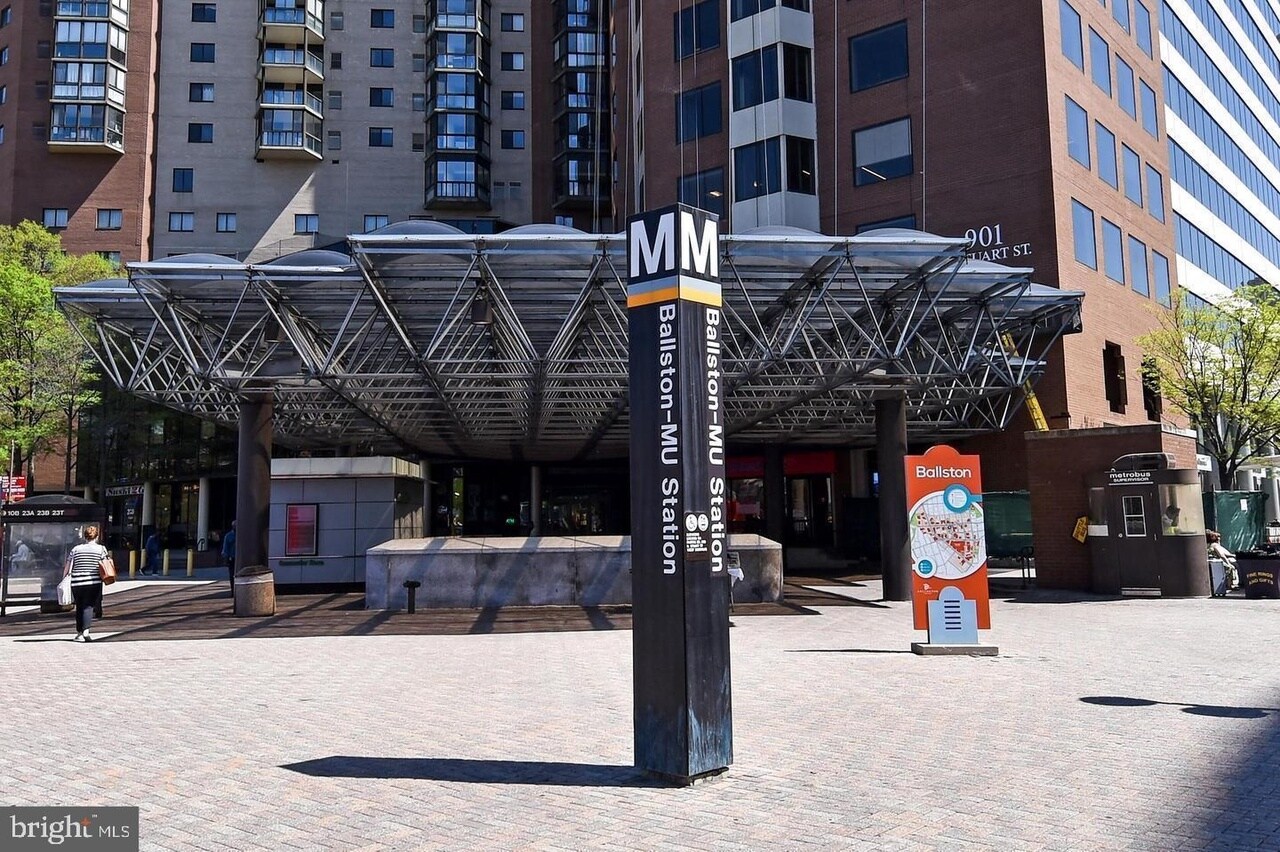 Building Photo - 851 N Glebe Rd