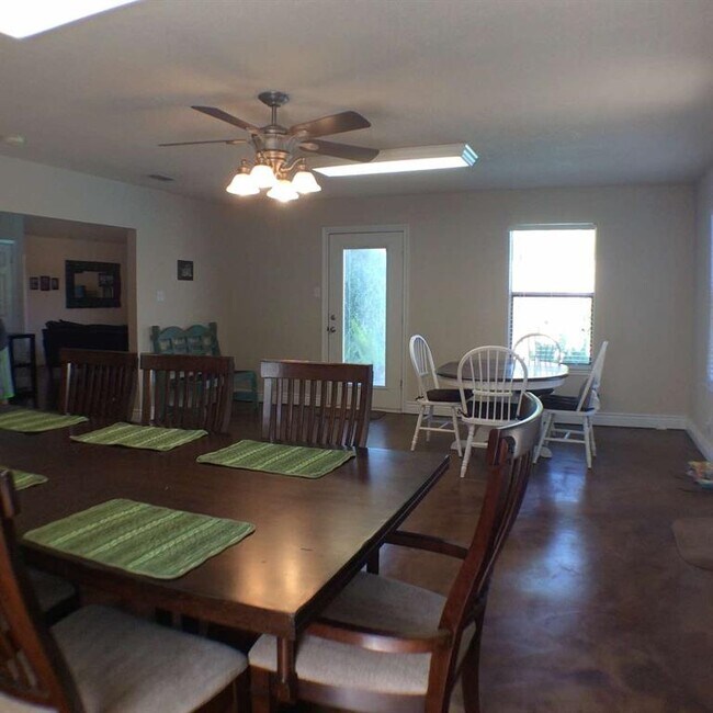 Building Photo - 503 Cozby St N