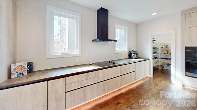 Building Photo - 1220 Lomax Ave