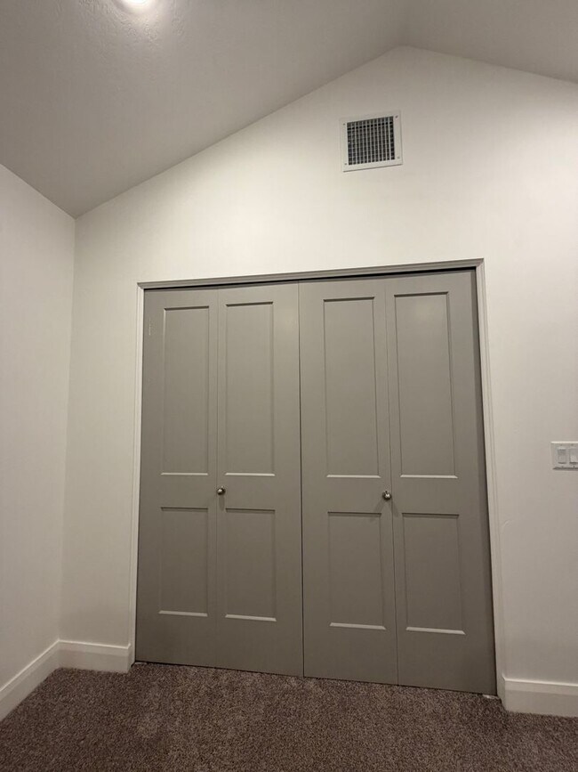 Building Photo - 237 E 960 N