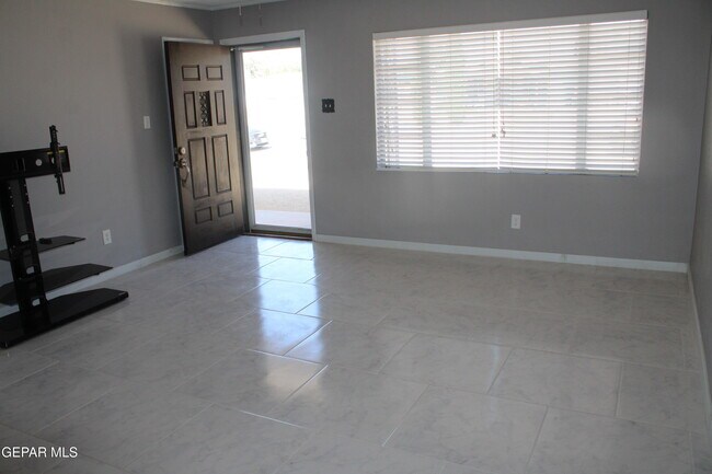 Building Photo - 1507 Dennis Cir