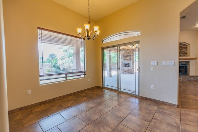 Building Photo - Beautiful Home in the Golf Course Area