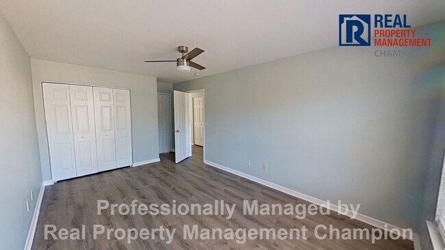 Building Photo - Cute 3 BD/2 BA Townhome Style Near UNCW