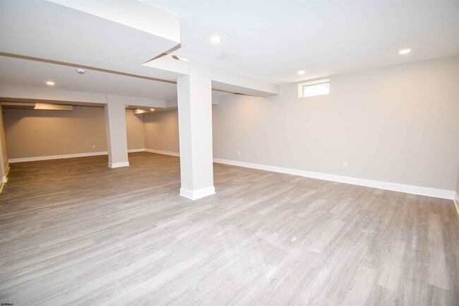 Building Photo - 438A Redwood Ave