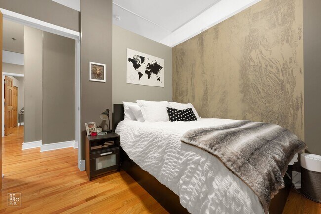 Building Photo - Modern Living Right in the Loop and Free P...