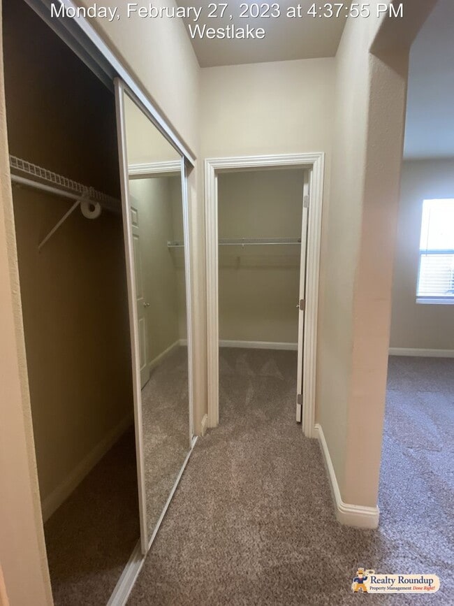 Building Photo - Pristine Condo with New Carpet and Dual Master Suites