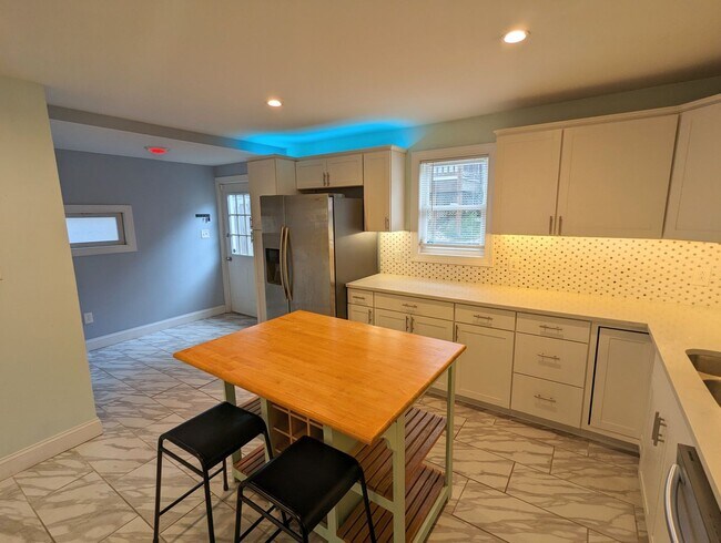 Building Photo - Spacious 3 bedroom 2.5 Bathroom Single Family Home (Mt Washington)