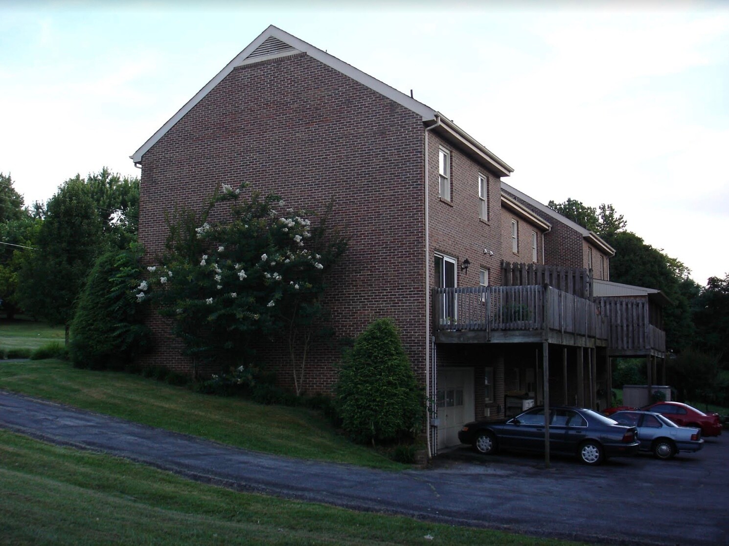 Building Photo - 1410 Skyline Dr