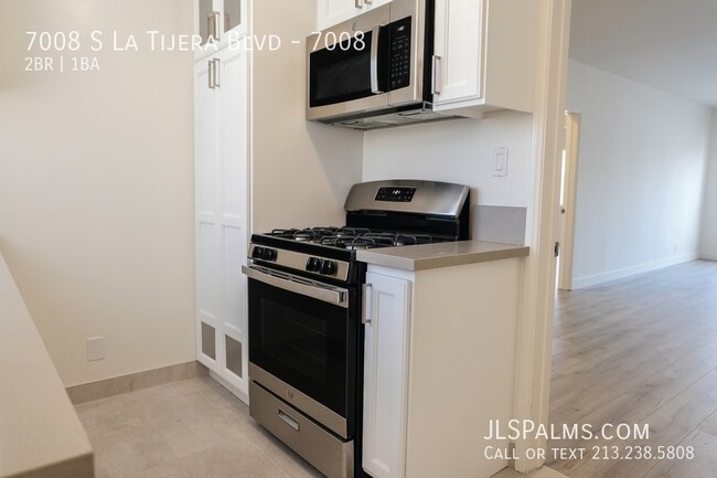 Building Photo - Beautifully remodeled 2 bed w/Full stainle...