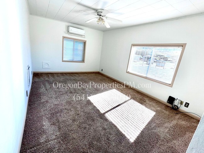 Building Photo - 3bdrm/2ba Pet Friendly Home - E 2nd St, Co...