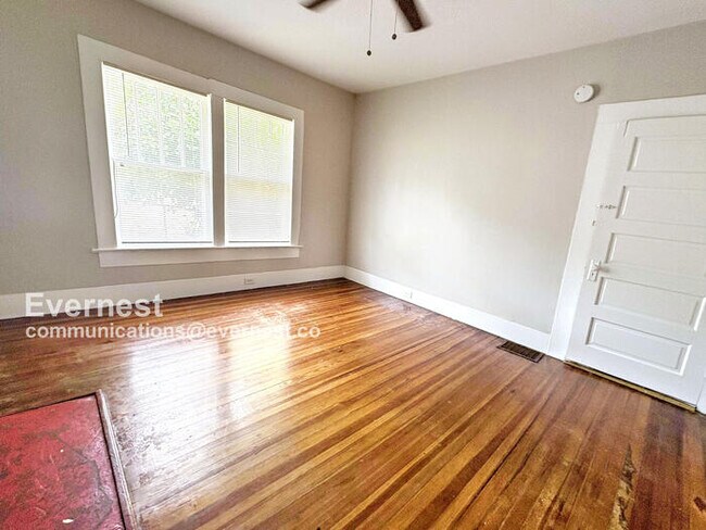 Building Photo - 525 53rd St Ens