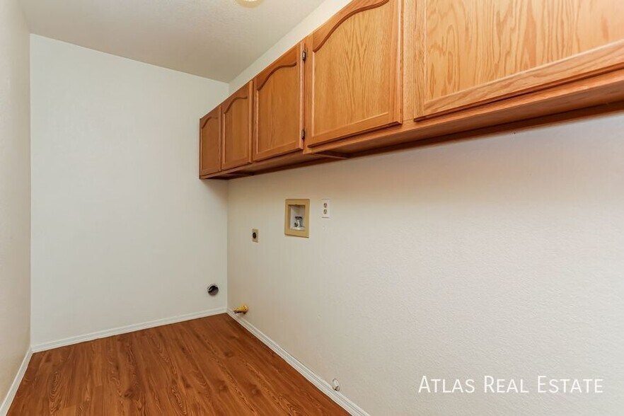 Building Photo - 7648 S Danforth Ave