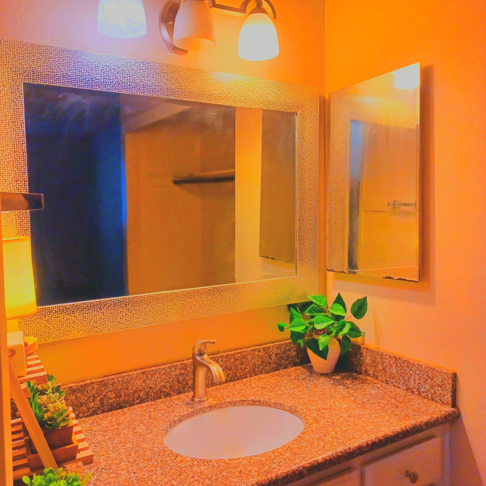 Full Bathroom in Primary Bedroom - 1190 S Winery Ave