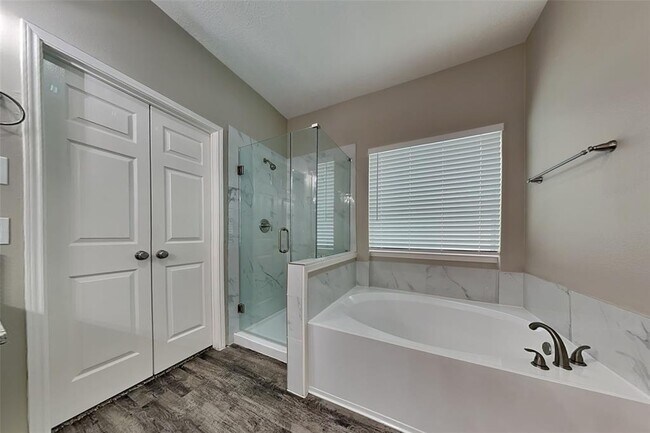 Building Photo - 9911 Goldenglade Dr