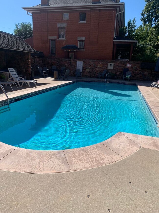 Building Photo - 1 Bedroom 1 Bathroom in Congress Park      **Move-In Special**