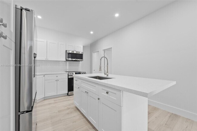 Building Photo - 129 SW 9th Ave