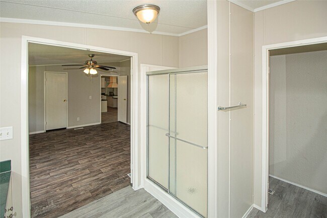 Building Photo - 613 River Rd