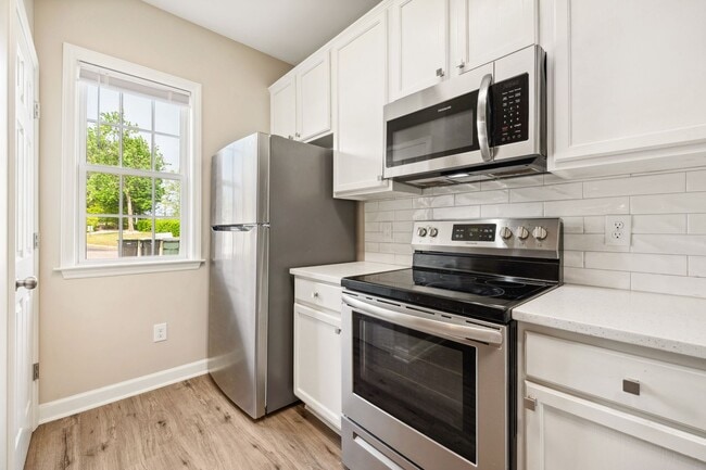 Building Photo - Renovated 2 bed 2.5 bath townhome in Holly Springs Arbor Creek community.