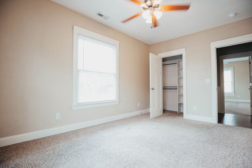 Building Photo - 1046 E Walnut St