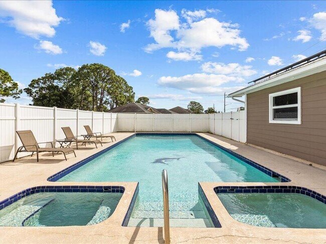 Building Photo - 1297 SE Floresta Dr