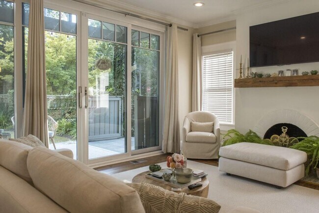 Building Photo - 801 Durant Pl NE