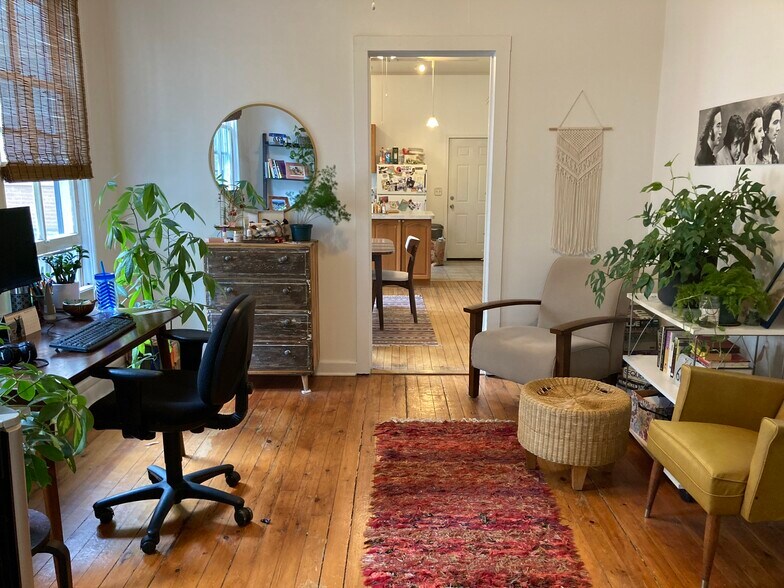 Building Photo - 2909 W Dickens Ave