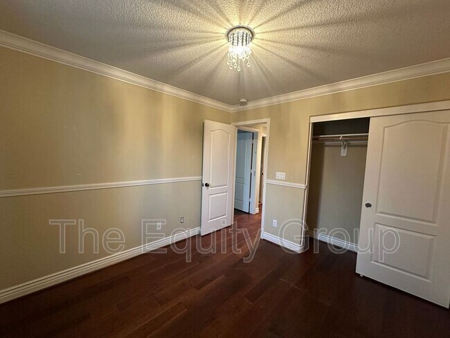 Building Photo - 3842 W Buena Vista Ave