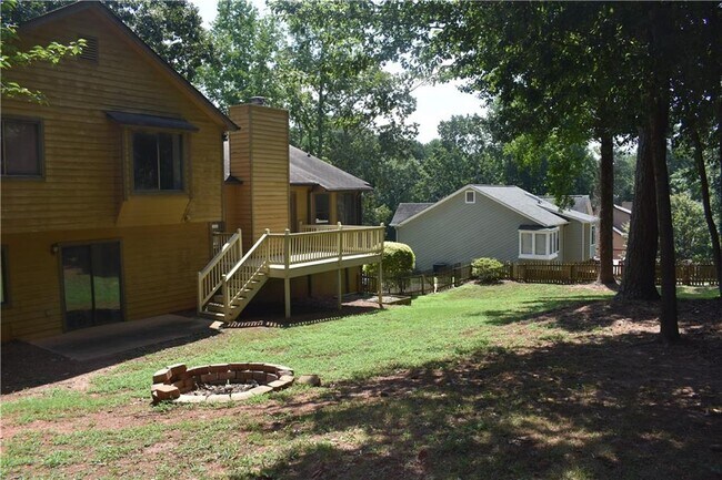 Building Photo - 2811 Pine Cone Ln