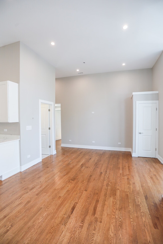 Building Photo - 1359 W Barry Ave