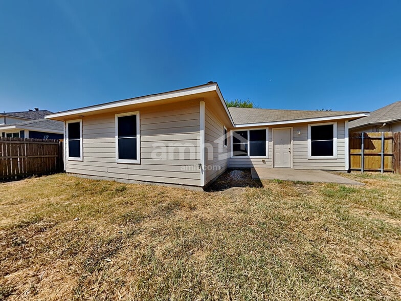 Building Photo - 1576 Sandhurst Dr