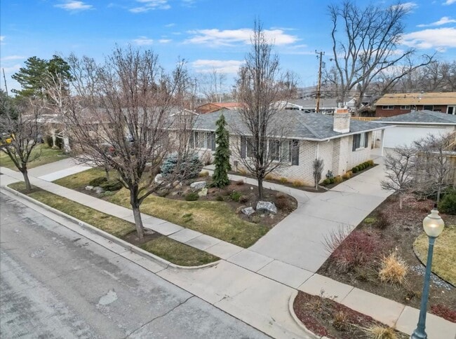 Building Photo - Spacious home for rent -  2.2 miles from t...