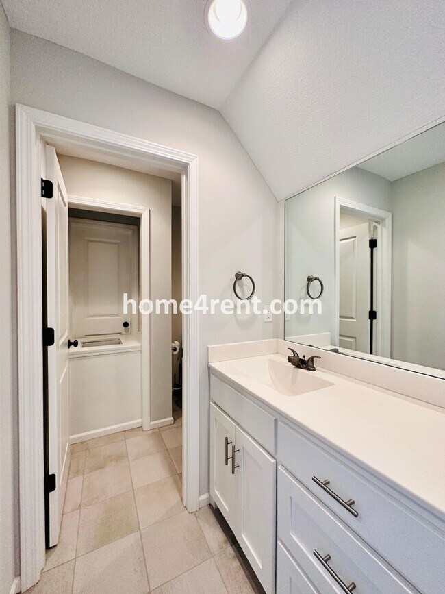 Building Photo - Exceptional Olathe Home in the Cedar Creek Subdivision w/ Wood Floors and a Finished Basment!
