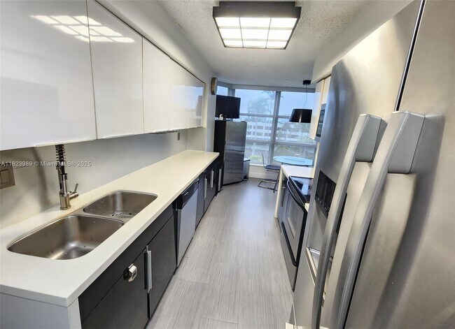 Building Photo - 3500 Mystic Pointe Dr