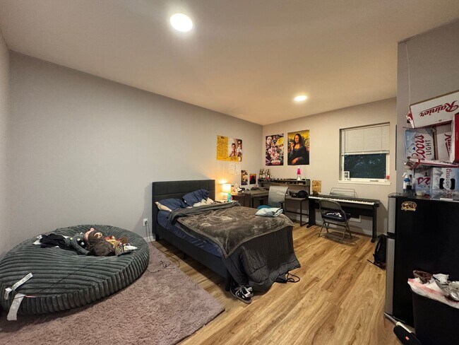 Building Photo - 6 Bed 5 Bath House Newer Updated Near Happy Valley, Fairhaven, WWU