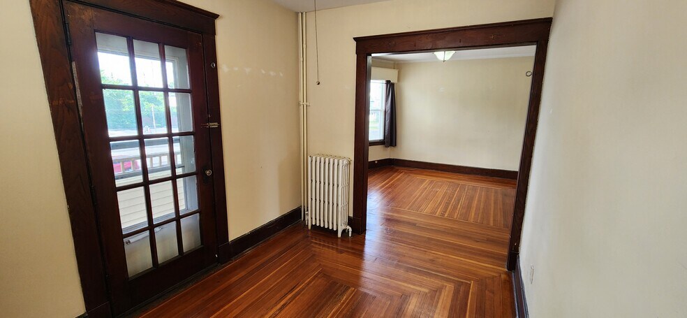 Building Photo - 352 Elm St