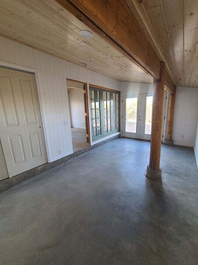 Building Photo - $500 OFF! NEWLY RENOVATED STUDIO W/ WASHER...