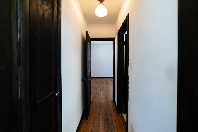 Building Photo - 836 Silverlake Blvd-