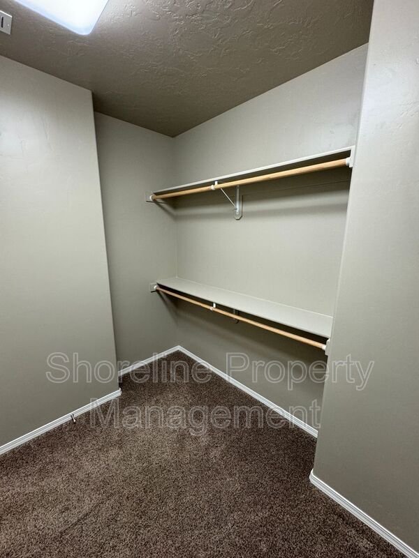 Building Photo - 511 Diamond Lake St