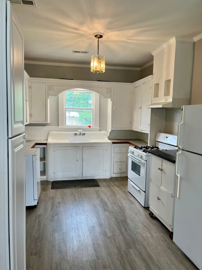 Building Photo - Charming Cottage in the Heart of Hammond! ...