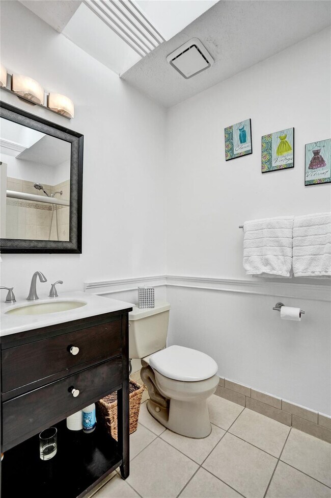 Building Photo - 1415 Miami Rd