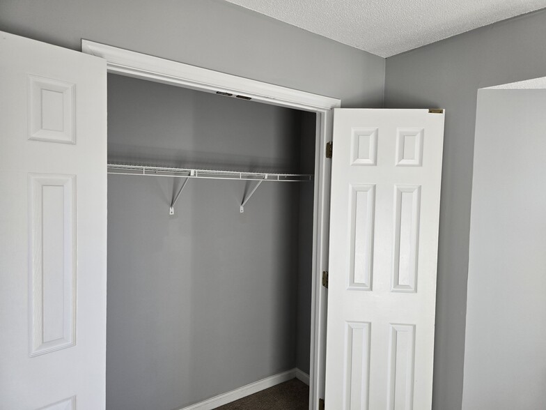 Closets - 700 Glendale Dr