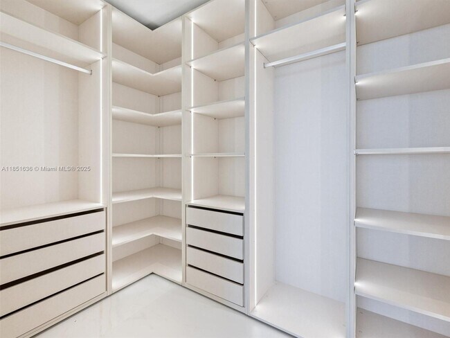 Building Photo - 700 NE 24th St