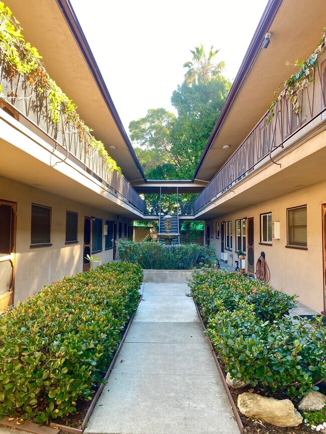 Building Photo - 2956-2958 S Robertson Blvd