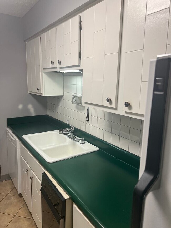 Building Photo - Knoxville 37923 - 2 bedroom, 2 bath condo ...