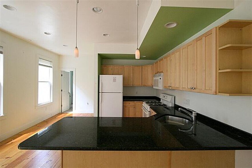 Building Photo - 365 Columbia St