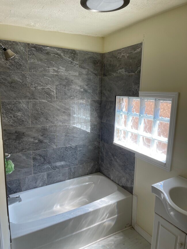 Building Photo - 1416 3rd Ave