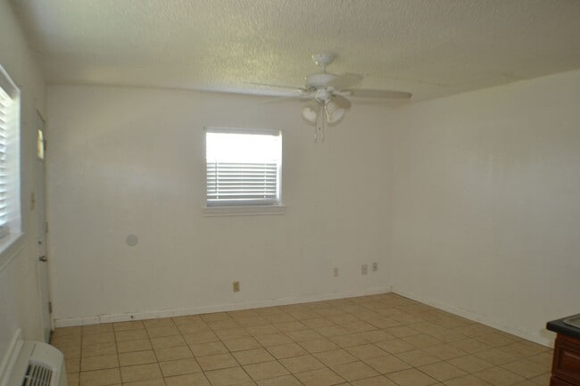 Building Photo - Half Duplex 2 Bedrooms 1 Bath For Lease in...